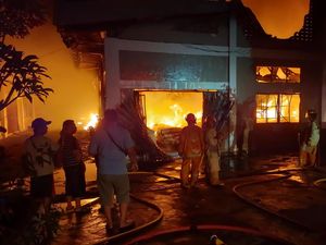 Kebakaran Pabrik Sarung Tangan di Pleret: Kronologi hingga Dugaan Penyebab Kebakaran Pabrik Sarung Tangan di Pleret: Kronologi hingga Dugaan Penyebab