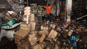 Potret Toko Kelontong di Surabaya Ludes Terbakar