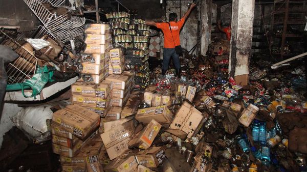 Potret Toko Kelontong di Surabaya Ludes Terbakar