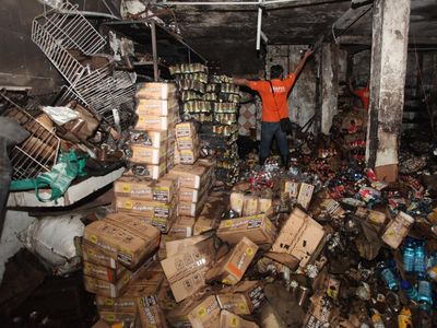 Potret Toko Kelontong di Surabaya Ludes Terbakar