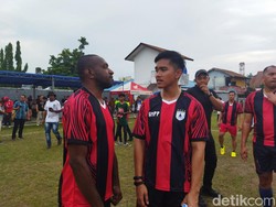 Main Bareng Legenda Persipura, Kaesang Pikirkan Investasi Sepakbola di Papua