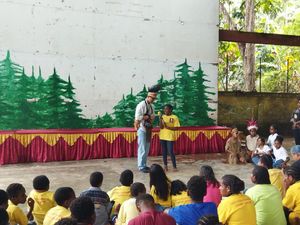 Uji Keberanian Anak Panti Asuhan di Sentani, Kaesang Bagi Uang Rp 100 Ribu