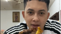 Gaya Keren Kiki Farrel Saat Jajan Gurita Bakar dan Sate Kambing