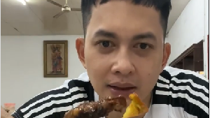Gaya Keren Kiki Farrel Saat Jajan Gurita Bakar dan Sate Kambing