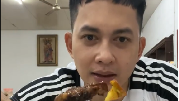 Gaya Keren Kiki Farrel Saat Jajan Gurita Bakar dan Sate Kambing