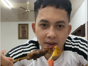Gaya Keren Kiki Farrel Saat Jajan Gurita Bakar dan Sate Kambing
