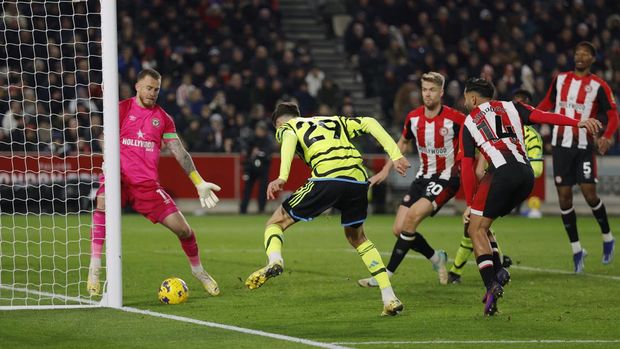 Soccer Football - Premier League - Brentford v Arsenal - Brentford Community Stadium, London, Britain - November 25, 2023 Arsenal's Kai Havertz scores their first goal Action Images via Reuters/Andrew Couldridge NO USE WITH UNAUTHORIZED AUDIO, VIDEO, DATA, FIXTURE LISTS, CLUB/LEAGUE LOGOS OR 'LIVE' SERVICES. ONLINE IN-MATCH USE LIMITED TO 45 IMAGES, NO VIDEO EMULATION. NO USE IN BETTING, GAMES OR SINGLE CLUB/LEAGUE/PLAYER PUBLICATIONS.
