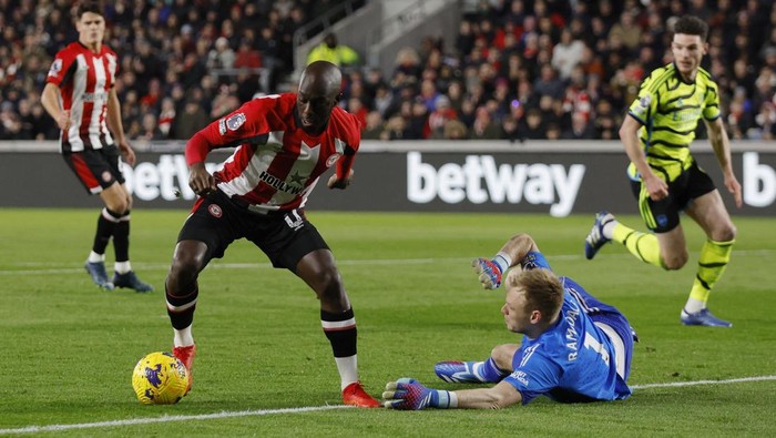 Soccer Football - Premier League - Brentford v Arsenal - Brentford Community Stadium, London, Britain - November 25, 2023 Brentfords Yoane Wissa in action with Arsenals Aaron Ramsdale Action Images via Reuters/Andrew Couldridge NO USE WITH UNAUTHORIZED AUDIO, VIDEO, DATA, FIXTURE LISTS, CLUB/LEAGUE LOGOS OR LIVE SERVICES. ONLINE IN-MATCH USE LIMITED TO 45 IMAGES, NO VIDEO EMULATION. NO USE IN BETTING, GAMES OR SINGLE CLUB/LEAGUE/PLAYER PUBLICATIONS.