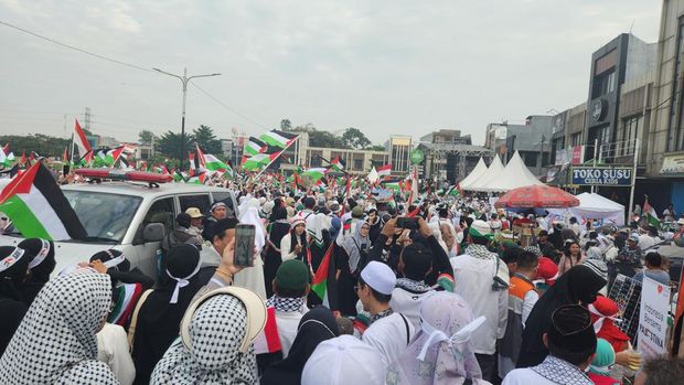 Masyarakat aksi bela Palestina penuhi Jalan GDC Depok