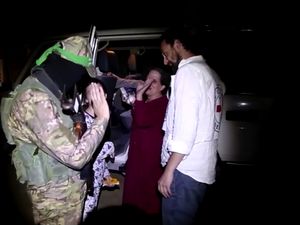 Senyum dan Jempol dari Para Sandera yang Dibebaskan Hamas