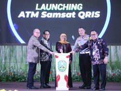 Khofifah Resmikan ATM Samsat QRIS di Peringatan HUT Ke-61 Bapenda Jatim