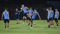 Pesepakbola Timnas Argentina mengikuti latihan jelang pertandingan semi final Piala Dunia U-17 2023 di Lapangan Sriwedari, Solo, Jawa Tengah, Minggu (26/11/2023).