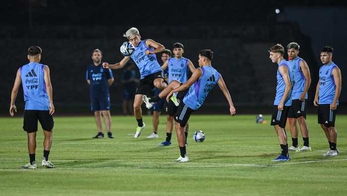 Piala Dunia U-17: Latihan Timnas Argentina jelang semifinal Pesepak bola Timnas Argentina mengikuti latihan jelang pertandingan semi final Piala Dunia U-17 2023 di Lapangan Sriwedari, Solo, Jawa Tengah, Minggu (26/11/2023). Timnas Argentina akan bertanding melawan Timnas Jerman pada pertandingan semi final Piala Dunia U-17 di Stadion Manahan Solo pada Selasa (28/11). ANTARA FOTO/Mohammad Ayudha/nym.