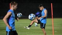 Pesepakbola Timnas Argentina Claudio Echeverri mengikuti latihan jelang pertandingan semi final Piala Dunia U-17 2023 di Lapangan Sriwedari, Solo, Jawa Tengah, Minggu (26/11/2023).