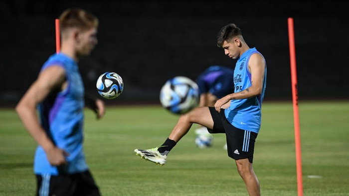 Pesepak bola Timnas Argentina mengikuti latihan jelang pertandingan semi final Piala Dunia U-17 2023 di Lapangan Sriwedari, Solo, Jawa Tengah, Minggu (26/11/2023). Timnas Argentina akan bertanding melawan Timnas Jerman pada pertandingan semi final Piala Dunia U-17 di Stadion Manahan Solo pada Selasa (28/11). ANTARA FOTO/Mohammad Ayudha/nym.