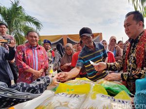 20 Ton Beras Habis Terjual dalam 2 Hari di Pasar Murah Palembang 20 Ton Beras Habis Terjual dalam 2 Hari di Pasar Murah Palembang