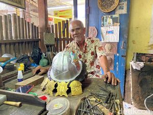 Kisah Sumeidi Perajin Kotagede Sejak 1982 Berharap Ada Regenerasi Kisah Sumeidi Perajin Kotagede Sejak 1982 Berharap Ada Regenerasi