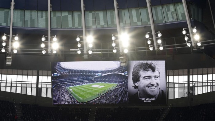 Soccer Football - Premier League - Tottenham Hotspur v Aston Villa - Tottenham Hotspur Stadium, London, Britain - November 26, 2023 General view of an image of former football manager Terry Venables inside the stadium before the match following his passing Action Images via REUTERS/Peter Cziborra NO USE WITH UNAUTHORIZED AUDIO, VIDEO, DATA, FIXTURE LISTS, CLUB/LEAGUE LOGOS OR LIVE SERVICES. ONLINE IN-MATCH USE LIMITED TO 45 IMAGES, NO VIDEO EMULATION. NO USE IN BETTING, GAMES OR SINGLE CLUB/LEAGUE/PLAYER PUBLICATIONS.