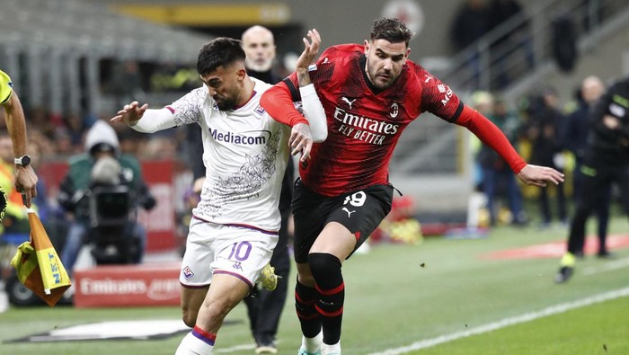 Soccer Football - Serie A - AC Milan v Fiorentina - San Siro, Milan, Italy - November 25, 2023 Fiorentinas Nicolas Gonzalez in action with AC Milans Theo Hernandez REUTERS/Alessandro Garofalo
