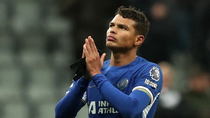 Soccer Football - Premier League - Newcastle United v Chelsea - St James Park, Newcastle, Britain - November 25, 2023 Chelseas Thiago Silva gestures to fans after the match REUTERS/Scott Heppell NO USE WITH UNAUTHORIZED AUDIO, VIDEO, DATA, FIXTURE LISTS, CLUB/LEAGUE LOGOS OR LIVE SERVICES. ONLINE IN-MATCH USE LIMITED TO 45 IMAGES, NO VIDEO EMULATION. NO USE IN BETTING, GAMES OR SINGLE CLUB/LEAGUE/PLAYER PUBLICATIONS.