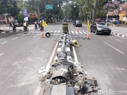 Tiang PJU di Dago Ambruk, Diduga Diseruduk Mobil