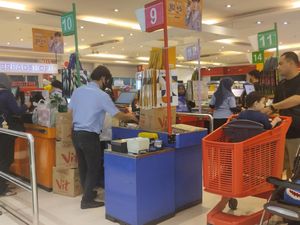 Pengunjung Makin Ramai Jelang Transmart Full Day Sale Selesai