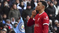 Salah satu pose yang dilakukannya adalah menaruh telunjuk di depan bibir, bagaikan ingin membungkam suporter tim tuan rumah. Foto: AP/Rui Vieira  