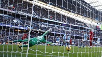 Trent Alexander-Arnold menjebol gawang Man City di menit ke-80, membuat Liverpool berhasil menyamakan skor. Foto: Action Images via Reuters/JASON CAIRNDUFF