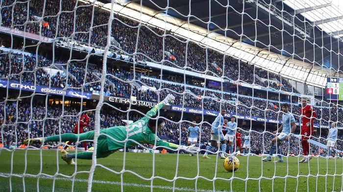 Soccer Football - Premier League - Manchester City v Liverpool - Etihad Stadium, Manchester, Britain - November 25, 2023 Liverpool's Trent Alexander-Arnold scores their first goal past Manchester City's Ederson Action Images via Reuters/Jason Cairnduff NO USE WITH UNAUTHORIZED AUDIO, VIDEO, DATA, FIXTURE LISTS, CLUB/LEAGUE LOGOS OR 'LIVE' SERVICES. ONLINE IN-MATCH USE LIMITED TO 45 IMAGES, NO VIDEO EMULATION. NO USE IN BETTING, GAMES OR SINGLE CLUB/LEAGUE/PLAYER PUBLICATIONS.