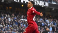 Usai bikin gol, TAA berlari ke sudut lapangan Stadion Etihad. Foto: AP/Rui Vieira