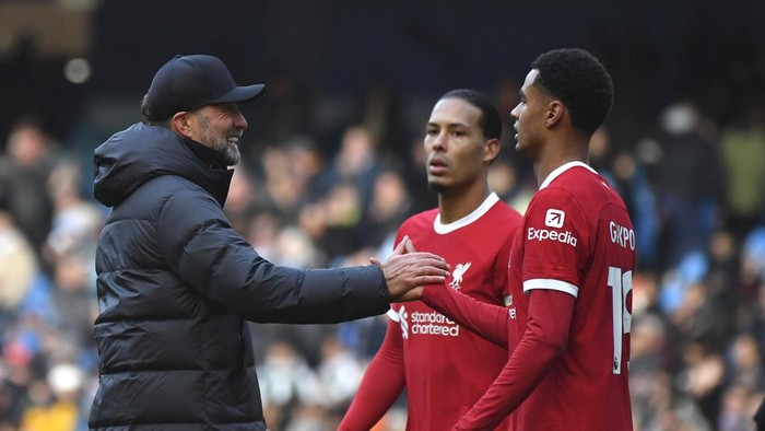 Liverpools manager Jurgen Klopp greets Liverpools Cody Gakpo at the end of the English Premier League soccer match between Manchester City and Liverpool at Etihad stadium in Manchester, England, Saturday, Nov. 25, 2023. (AP Photo/Rui Vieira)