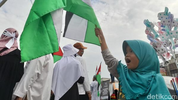 Warga Depok Turun ke Jalan Dukung Palestina