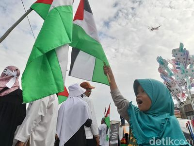 Warga Depok Turun ke Jalan Dukung Palestina