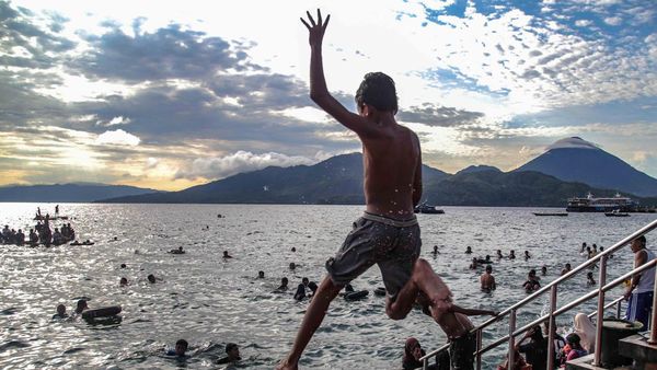 Wisata Pantai Falajawa di Ternate Ramai Pengunjung