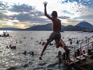 Wisata Pantai Falajawa di Ternate Ramai Pengunjung
