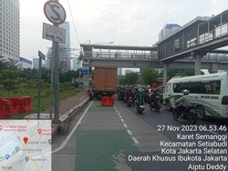 Ada Truk Mogok di Semanggi Arah Pancoran, Lalin Tersendat