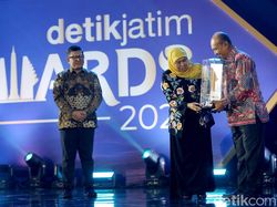 Tangis Anak Kusbini Terima Penghargaan Adiluhung detikJatim Awards 2023