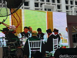 Anies dan Ganjar Foto-Duduk Bareng Jelang Deklarasi Kampanye Pemilu Damai