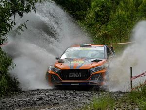 Tak Cuma Balap Jetski, Danau Toba Juga Diramaikan Balap Reli Tak Cuma Balap Jetski, Danau Toba Juga Diramaikan Balap Reli
