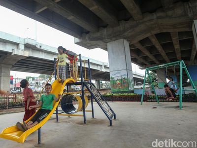 Asyiknya Bermain di Kolong Tol Becakayu Kalimalang