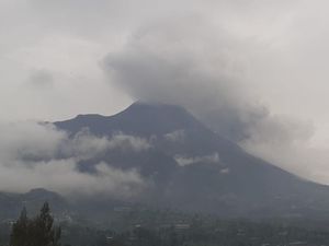Gunung Merapi Luncurkan Awan Panas 2 Kali Sore Ini Gunung Merapi Luncurkan Awan Panas 2 Kali Sore Ini