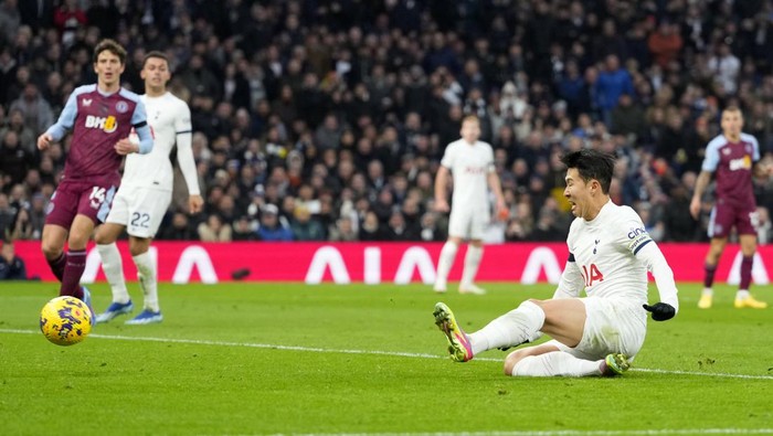 Tottenhams Son Heung-min scores a goal only for it to be disallowed, for the second time during the English Premier League soccer match between Tottenham Hotspur and Aston Villa at the Tottenham Hotspur stadium in London, Sunday, Nov. 26, 2023. (AP Photo/Kirsty Wigglesworth)