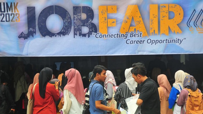 Calon pelamar kerja memindai QR code standar lowongan pekerjaan di saat mendatangi UMK Job Fair 2023 di Universitas Muria Kudus, Kudus, Jawa Tengah, Senin (8/11/2023). Universitas Muria Kudus bareng  Dinas Tenaga Kerja Perindustrian Koperasi dan UKM setempat menggelar bursa kerja pada 27-28 November 2023 dengan mendatangkan 23 perusahaan guna memfasilitasi penduduk  mendapatkan pekerjaan serta menjembatani lulusan akademi tinggi memasuki dunia kerja dan dunia kerja keras (DIDU). ANTARA FOTO/Yusuf Nugroho/YU *** Local Caption ***