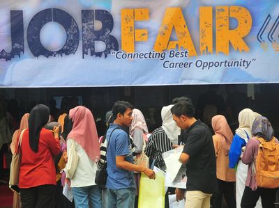 Potret Warga Serbu Bursa Kerja di Kudus