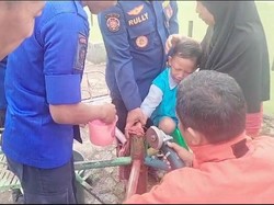 Damkar Evakuasi Rafi yang Tangannya Terjepit Besi Mainan di Lampung