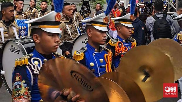 Atraksi drumband GAP (Gita Abdi Praja) IPDN meramaikan acara Deklarasi Kampanye Pemilu Damai 2024 di Kantor KPU RI, Jakarta, Senin (27/11).