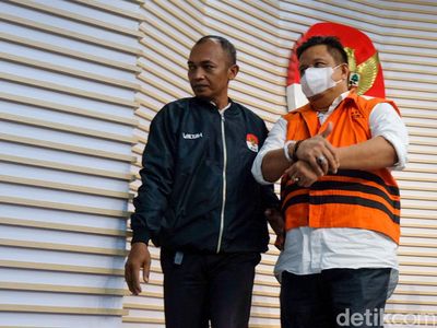 Ekspresi Bupati Muna Ditahan KPK di Kasus Suap Dana PEN
