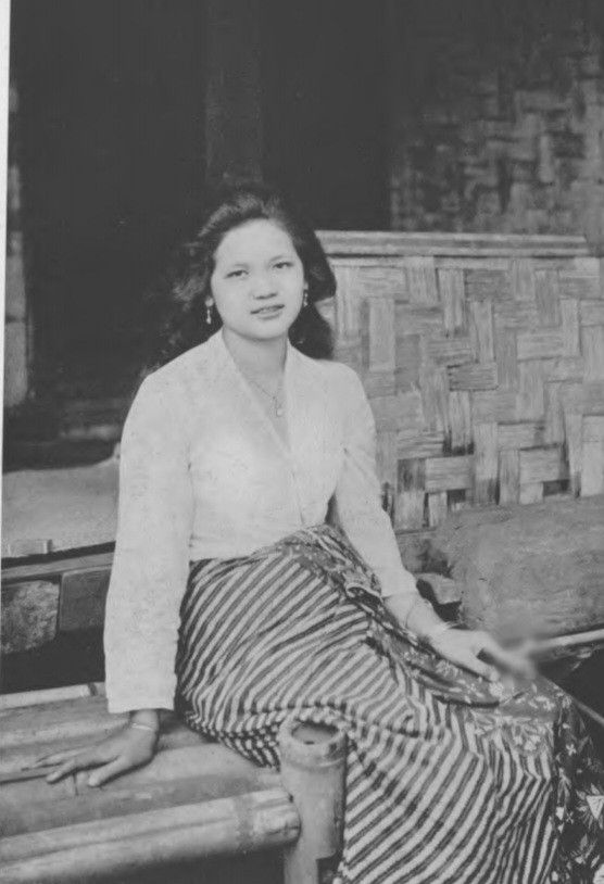 Foto berjudul Dorpsvrouw (perempuan desa) dalam buku Het Paradijs van Java (Surga dari Jawa) karya Wijnand Elbert Kerkhoff pada kisaran tahun (1919-1930)