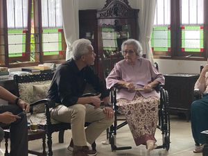 Ganjar Kunjungi Istri Jenderal Hoegeng di Depok, Sempat Ngobrol-Sungkem