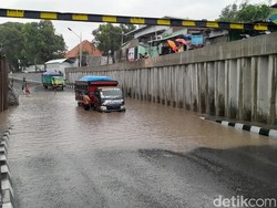 Genangan Viaduk Gilingan Solo Berimbas Kemacetan Parah di Jalan Monginsidi